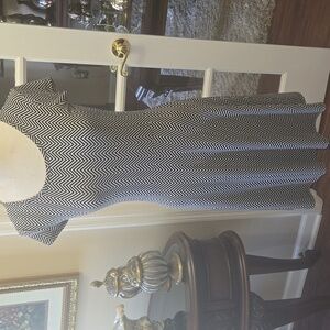 Michael Kors Black White Chevron Dress Short Sleeve Fit & Flare RoundNeck XS EUC